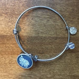 🌻Lucky elephant dangle bracelet🌻